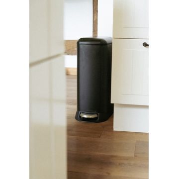 Cos de gunoi cu pedala Design, Wenko, 20.5x36x46 cm, otel/polipropilena, negru