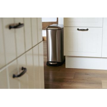 Cos de gunoi cu pedala Design, Wenko, 23.5x41x55 cm, inox/polipropilena, argintiu/negru