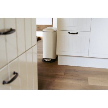 Cos de gunoi cu pedala Design, Wenko, 23.5x41x55 cm, otel/polipropilena, crem/negru